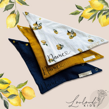 Laden Sie das Bild in den Galerie-Viewer, Set 3 Stück personalisierbar Musselin Baby und Kleinkind Halstücher Dreieckstücher Spucktücher Bio Baumwolle Lätzchen Gaze Geschenk Kinder Musselintuch Musselintücher Dreieckstuch Zitronen Beige Halstuch Louloudi KIDS