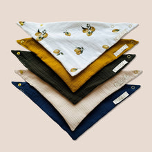 Laden Sie das Bild in den Galerie-Viewer, Set 5 Stück personalisierbar Musselin Baby und Kleinkind Halstücher Dreieckstücher Spucktücher Bio Baumwolle Lätzchen Gaze Geschenk Kinder Musselintuch Musselintücher Dreieckstuch Zitronen Motiv Beige Halstuch Louloudi KIDS