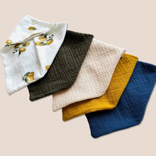 Laden Sie das Bild in den Galerie-Viewer, Set 4 Stück personalisierbar Musselin Baby und Kleinkind Halstücher Dreieckstücher Spucktücher Bio Baumwolle Lätzchen Gaze Geschenk Kinder Musselintuch Musselintücher Dreieckstuch Zitronen Motiv Beige Halstuch Louloudi KIDS