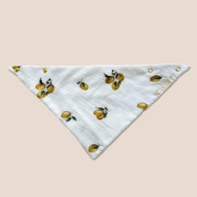 Laden Sie das Bild in den Galerie-Viewer, Set 3 Stück personalisierbar Musselin Baby und Kleinkind Halstücher Dreieckstücher Spucktücher Bio Baumwolle Lätzchen Gaze Geschenk Kinder Musselintuch Musselintücher Dreieckstuch Zitronen Motiv Beige Halstuch Louloudi KIDS
