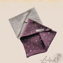 Laden Sie das Bild in den Galerie-Viewer, Set 2 Stück personalisierbar Musselin Baby und Kleinkind Halstücher Dreieckstücher Spucktücher Bio Baumwolle Lätzchen Gaze Geschenk Kinder Musselintuch Musselintücher Dreieckstuch mit Punkten Pünktchen gepunktet Polka Dot Beige Halstuch Louloudi KIDS