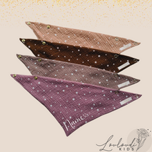 Laden Sie das Bild in den Galerie-Viewer, Set 4 Stück personalisierbar Musselin Baby und Kleinkind Halstücher Dreieckstücher Spucktücher Bio Baumwolle Lätzchen Gaze Geschenk Kinder Musselintuch Musselintücher Dreieckstuch mit Punkten Pünktchen gepunktet Pola Dot Beige Halstuch Louloudi KIDS