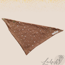 Laden Sie das Bild in den Galerie-Viewer, Set 4 Stück personalisierbar Musselin Baby und Kleinkind Halstücher Dreieckstücher Spucktücher Bio Baumwolle Lätzchen Gaze Geschenk Kinder Musselintuch Musselintücher Dreieckstuch mit Punkten Pünktchen gepunktet Pola Dot Beige Halstuch Louloudi KIDS