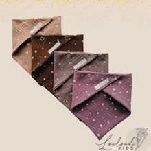 Laden Sie das Bild in den Galerie-Viewer, Set 4 Stück personalisierbar Musselin Baby und Kleinkind Halstücher Dreieckstücher Spucktücher Bio Baumwolle Lätzchen Gaze Geschenk Kinder Musselintuch Musselintücher Dreieckstuch mit Punkten Pünktchen gepunktet Pola Dot Beige Halstuch Louloudi KIDS