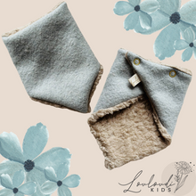 Laden Sie das Bild in den Galerie-Viewer, Baby Halstücher Dreickstücher Dreieckstuch Kinder Walkwolle Walk Wolle Schal Winter Schurwolle Bio Teddy Baumwolle Halstuch Schal Winter weich kuschelig warm Louloudi Kids