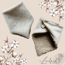 Laden Sie das Bild in den Galerie-Viewer, Baby Halstücher Dreickstücher Dreieckstuch Kinder Walkwolle Walk Wolle Schal Winter Schurwolle Bio Teddy Baumwolle Halstuch Schal Winter weich kuschelig warm Louloudi Kids